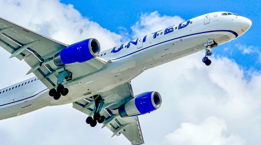 Um voo da United Airlines teve de ser cancelado por um motivo que surpreendeu os passageiros: o piloto estava bêbado.