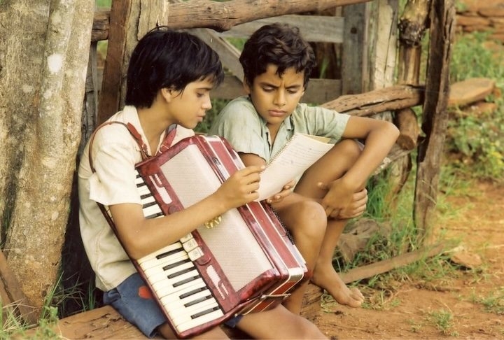 A trama retrata a luta da família Camargo, as dificuldades enfrentadas no início da carreira e a obstinação do pai em transformar os filhos em músicos de sucesso.. Foto: Reprodução: Flipar