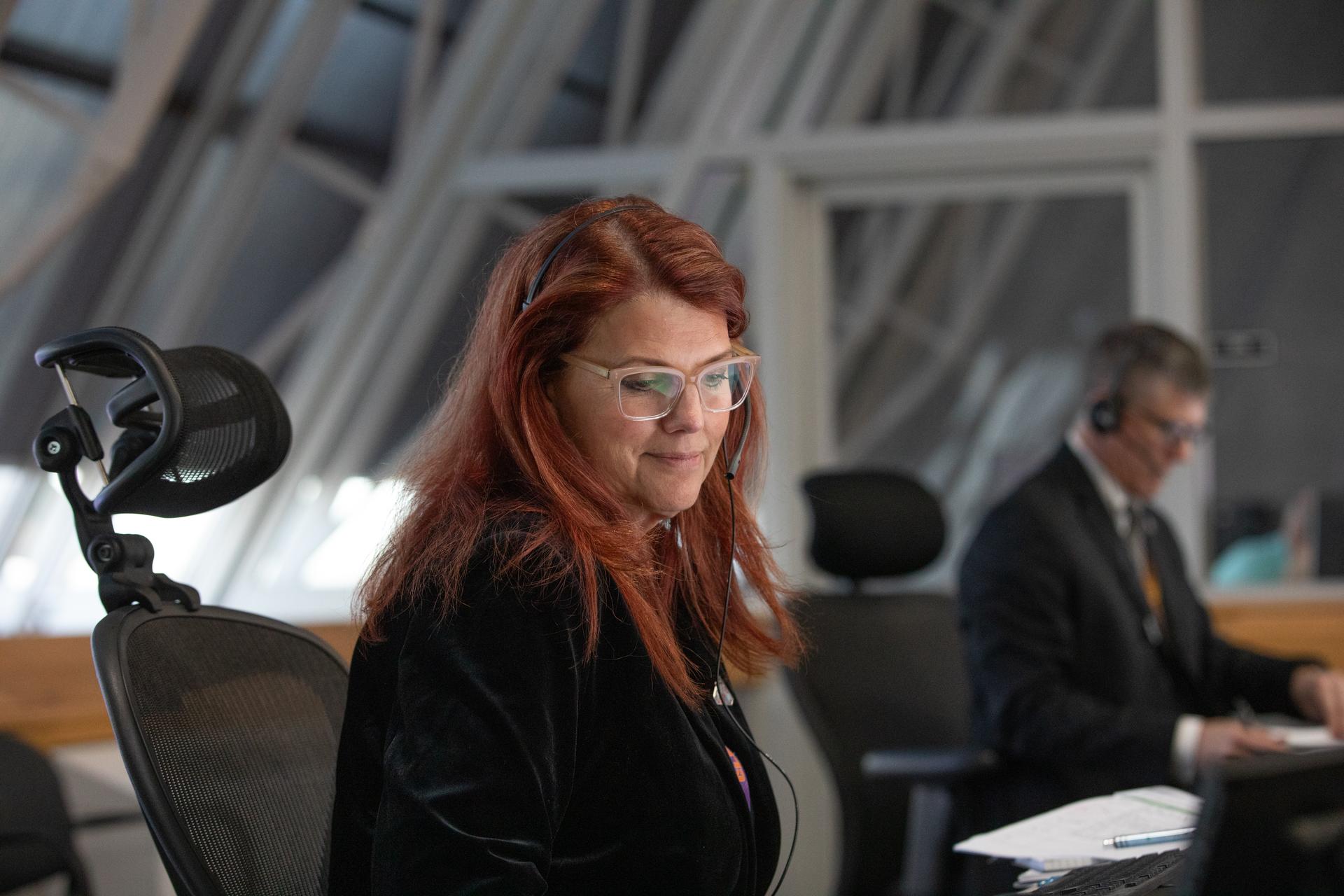 A diretora de lançamento da Artemis II, Charlie Blackwell-Thompson, participa de simulação integrada de contagem regressiva no Centro Espacial Kennedy, etapa crucial de preparação para o voo tripulado à Lua.. Foto: NASA/Kim Shiflett