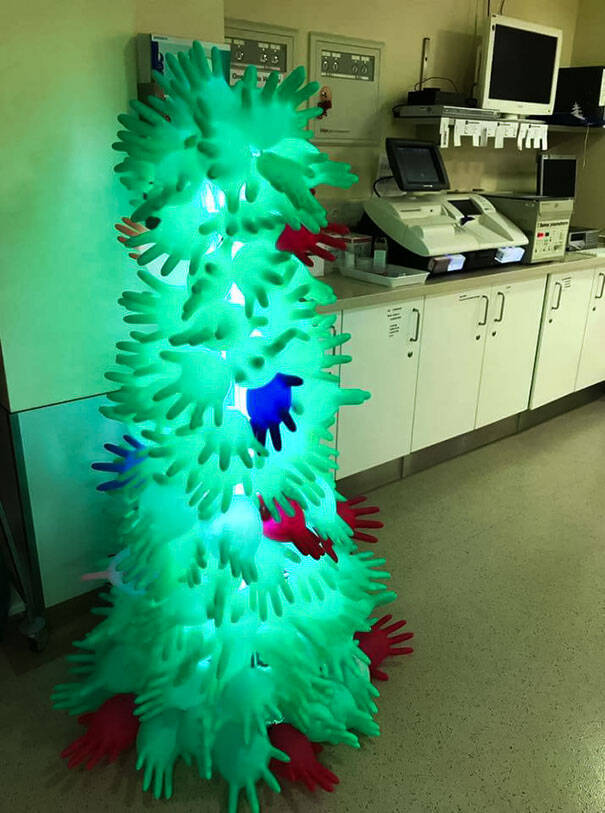 Árvore de Natal com luvas! Será que esse estilo vira tendência? . Foto: Reprodução/Imgur