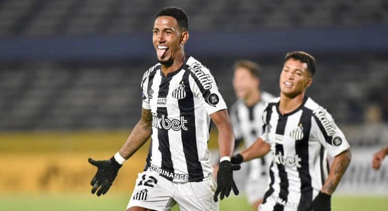 De servente de pedreiro aos gramados da Conference League: Rwan Cruz  celebra boa fase no Ludogorets