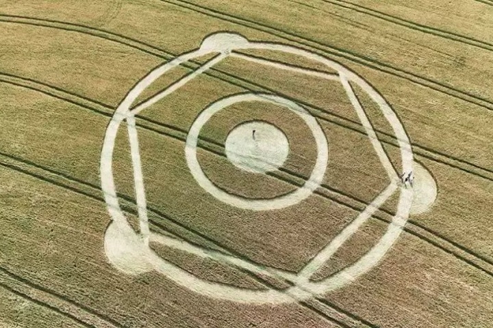 O agroglifo surgiu em um campo de trigo. À tarde, uma equipe de especialistas visitou o local com o intuito de analisar a marca misteriosa. Reprodução: Flipar