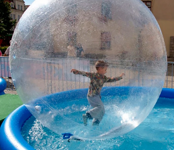 Até mesmo em piscinas plásticas as bolhas grandalhonas fazem sucesso.  Reprodução: Flipar