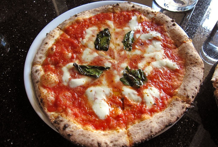 4º) Margherita (47% dos pedidos): Tem origem no fim do século 19, na cidade de Nápoles (Itália), e sua história está ligada à tradição da pizza napolitana. Reprodução: Flipar