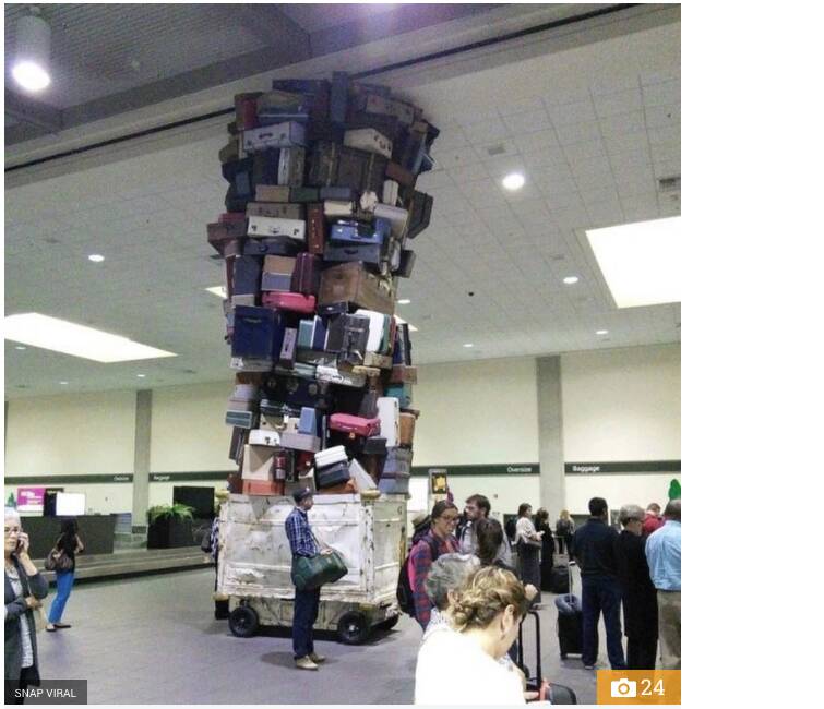 Com uma pilha dessas, fica difícil acreditar que nenhuma bagagem foi extraviada. Foto: Reprodução/The Sun/Snap Viral