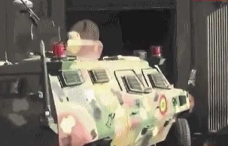 Imagens que circularam nas redes sociais mostraram um veículo blindado forçando a porta de entrada do palácio até conseguir arrombá-la. Reprodução: Flipar