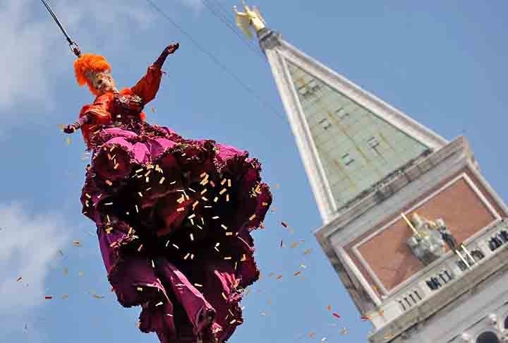 O Carnaval é a maior festa popular no Brasil. Mas a folia também é tradicional e grandiosa em outras partes do mundo. O Flipar mostra a seguir alguns desses carnavais! Reprodução: Flipar