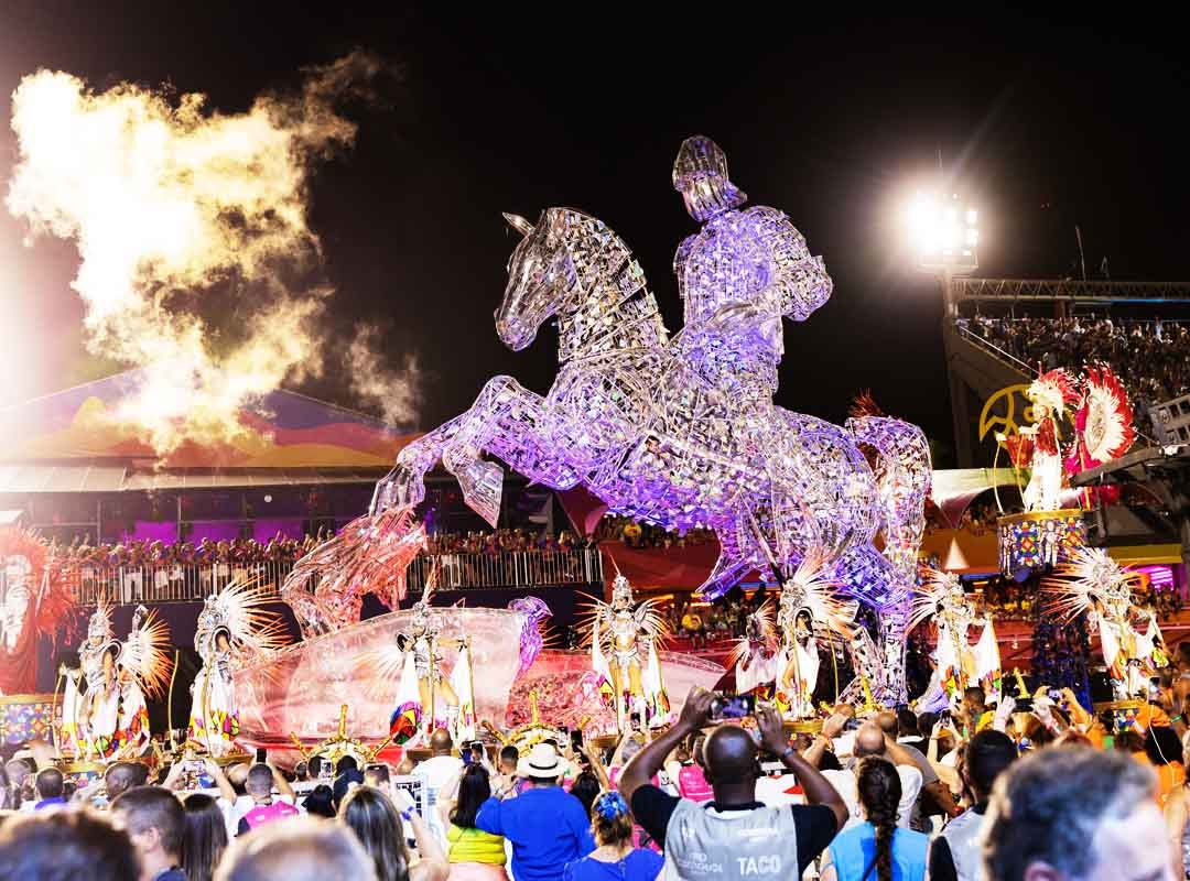 Paulo Barros, em 2023, trouxe uma escultura de São Jorge, que foi a sensação do carnaval e segue exposta na Cidade do Samba.  Feito de arame e papel espelhado, seus imponentes 14 metros de altura chamavam ainda mais a atenção conforme ele ia sendo iluminado com diferentes cores, ou quando saía fumaça pela boca do dragão. Reprodução: Flipar