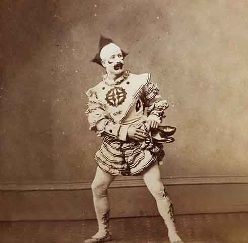 Os personagens eram baseados em tipos reais, porém com caracterizações exageradas para dar o tom satírico às peças.
 Reprodução: Flipar