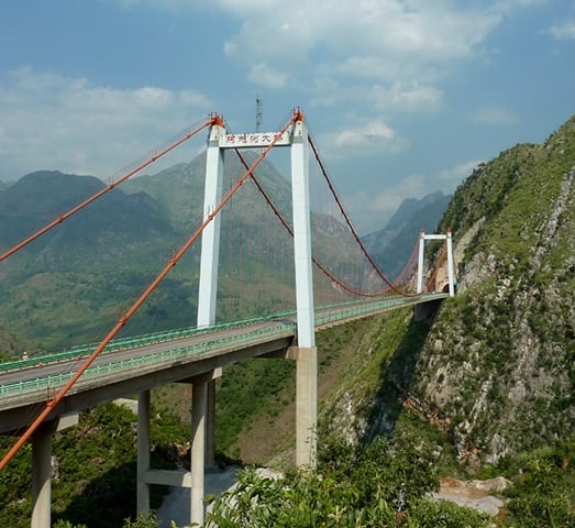 Azhihe - 247m -  Mais uma ponte em Guizhou, na China. Inaugurada em 2003, passa por dentro de túneis escavados em montanhas rochosas.  Reprodução: Flipar