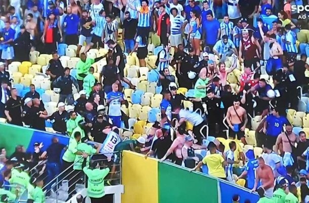 O jogo teve um grave incidente: durante o hino da Argentina, a torcida do Brasil vaiou muito. Alguns dos 2 mil argentinos se exaltaram e iniciaram uma briga - Foto: Reprodução de vídeo SporTV