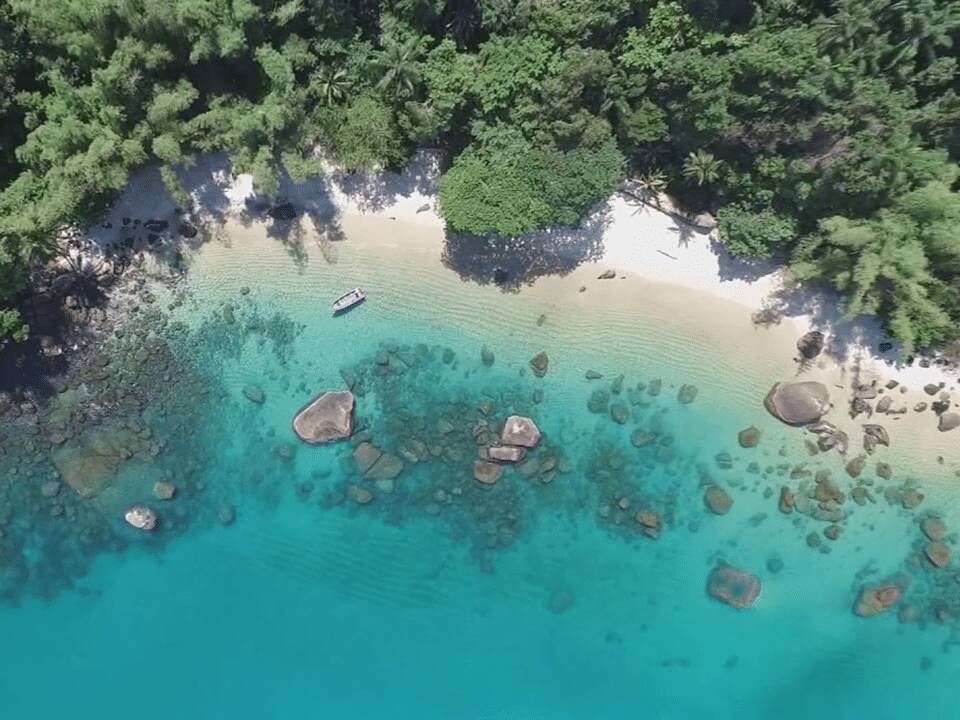 Querida pelos ubatubanos, a Ilha das Couves agrada quem gosta de passar longos períodos no mar. Foto: Reprodução/Tripr