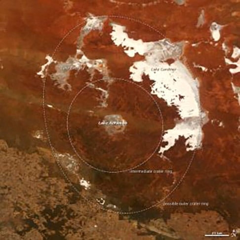 South Australia (Austrália) - A Cratera de Acraman, formada há 580 milhões de anos, tem 90 km de diâmetro com trechos erodidos que misturam lago e deserto, com diferentes elevações.  Reprodução: Flipar