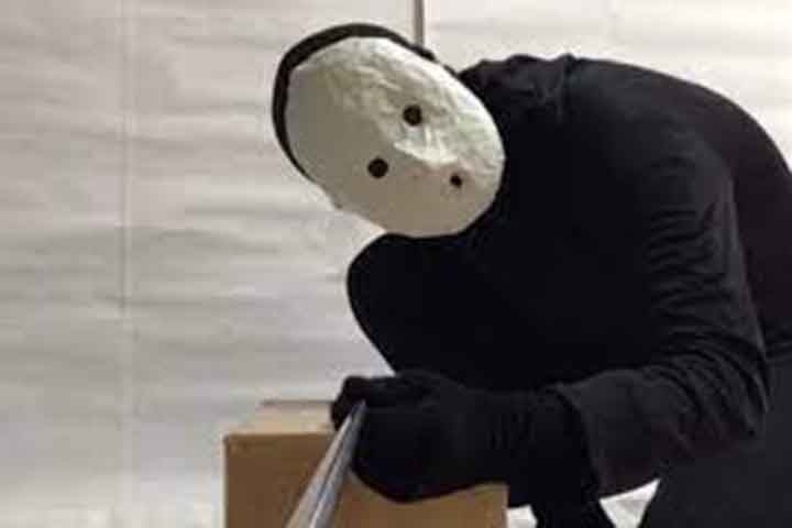 Além da literatura, Uketsu desenvolveu formas paralelas de expressão artística, como a construção de cabines de purikura - tradicionais cabines de foto japonesa - com enredo de horror para entretenimento imersivo.
 Reprodução: Flipar