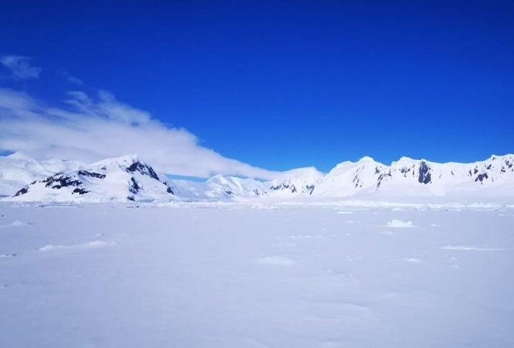 1º Antártida (13.829.430 km²) - Curiosamente, o maior deserto do mundo é gelado. A Antártida fica no Polo Sul com uma imensidão da camada de gelo permanente.  Reprodução: Flipar