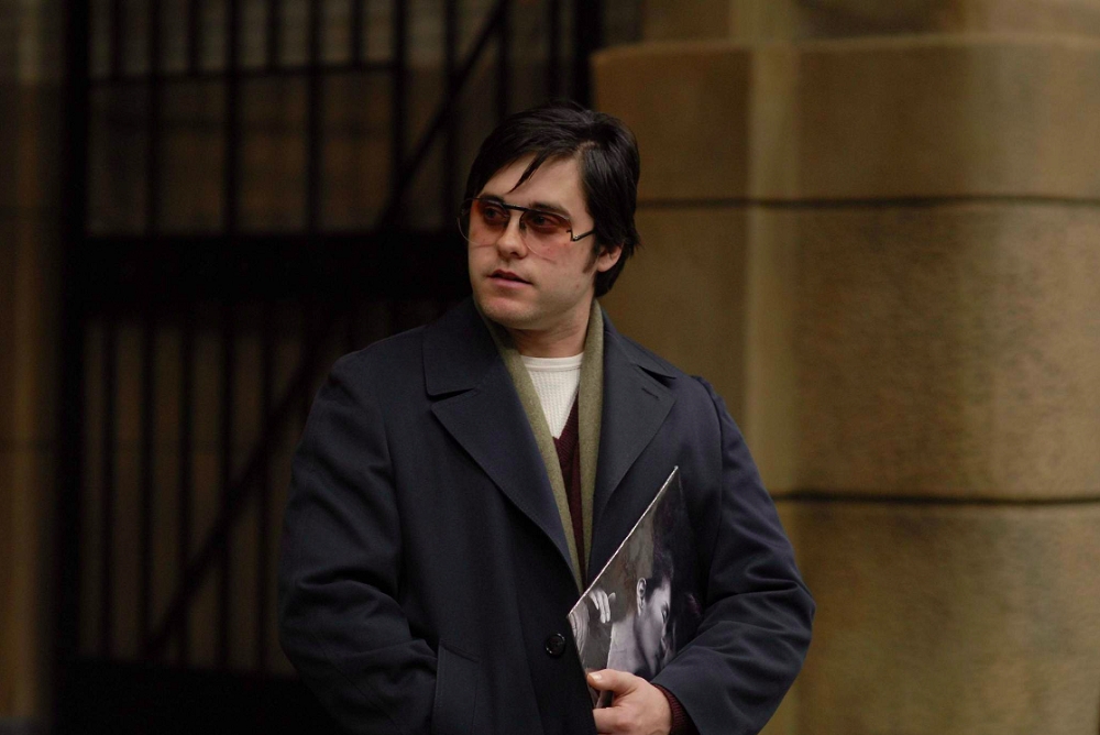 Em 2007, o ator se transformou para viver Mark Chapman,  o assassino de John Lennon, em “Capítulo 27”.  Os fãs viram Jared Leto com 30 quilos a mais! Reprodução: Flipar