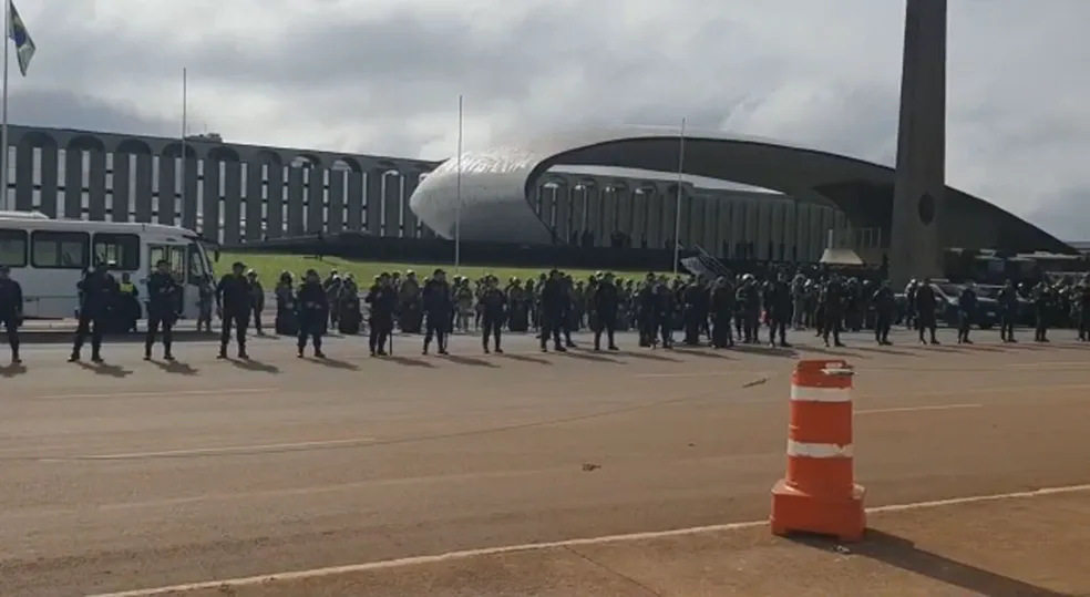 Forças de segurança fazem barreira em frente ao QG do Exército, em Brasília. Foto: Reprodução/TV Globo - 09.01.2023