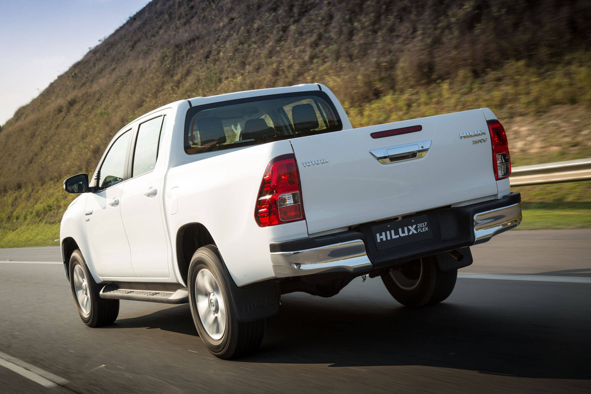 Com motor 2.7 flex de 163 cv e 25 kgfm com etanol, a Toyota Hilux passa a custar R$ 111.700 em sua versão de entrada com cabine dupla.. Foto: Divulgação/Toyota