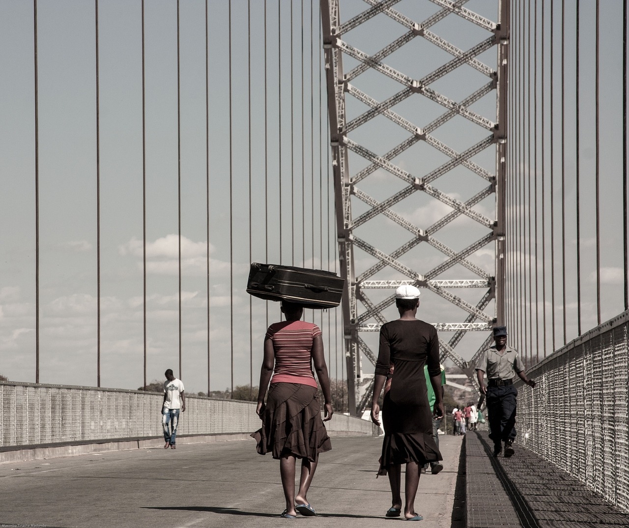 Zimbábue (Antiga Rodésia) - 16 milhões de habitantes. Capital: Harare