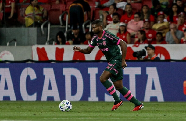 MARLON - Firme na bola pelo alto e nas antecipações, levou a melhor diante dos atacantes do Inter. Auxiliou bem nas saídas de jogo pela direita. Nota 6,5 - Foto:  Lucas Merçon / Fluminense