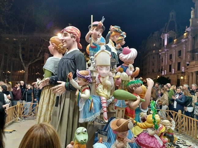 A cidade celebra anualmente as Las Fallas, uma festa tradicional que ocorre em março, com desfiles, fogos de artifício e a queima de esculturas de madeira e papelão. Reprodução: Flipar