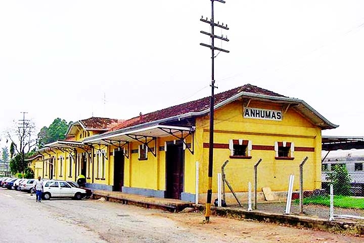 Após o fim do uso comercial em 1977, a estação passou a ser um atrativo turístico, oferecendo passeios de trem por fazendas centenárias de café. O trajeto de 24 km é tombado pelo Conselho de Defesa do Patrimônio Artístico e Cultural de Campinas (Condepacc), preservando a memória da antiga ferrovia que ligava São Paulo a Minas Gerais. Reprodução: Flipar