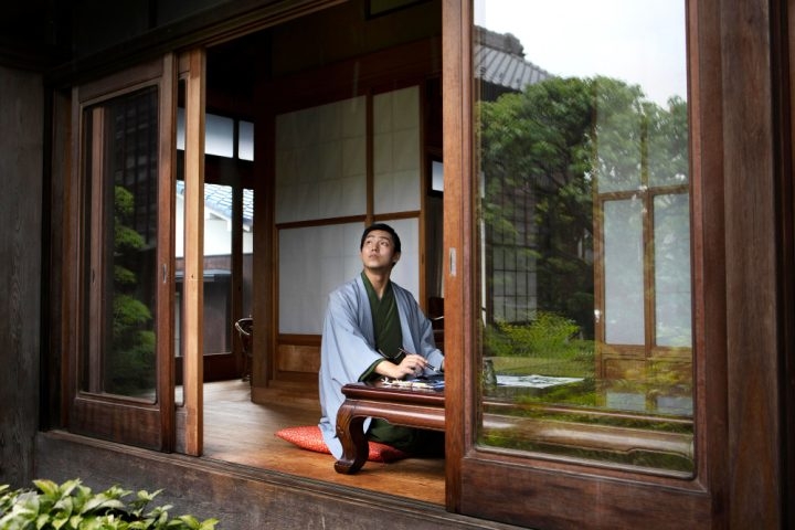 Muitas casas japonesas misturam elementos antigos com toques contemporâneos. Tatames, portas de correr (fusuma e shoji), e genkan (área de entrada onde se tiram os sapatos) são comuns, mesmo em casas modernas.  Reprodução: Flipar