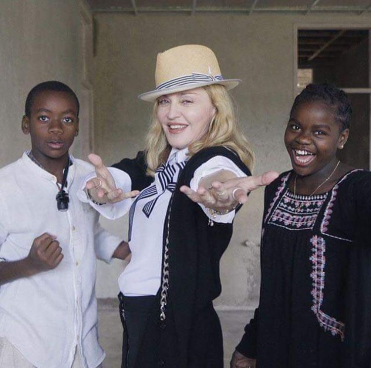 Madonna - Uma das divas do pop, a cantora já adotou quatro crianças: David, em 2006, Mercy, em 2009, e as gêmeas Esther e Stella, em 2017. A cantora já tinha dois filhos biológicos: Lourdes Maria e Rocco Ritchie. Reprodução: Flipar