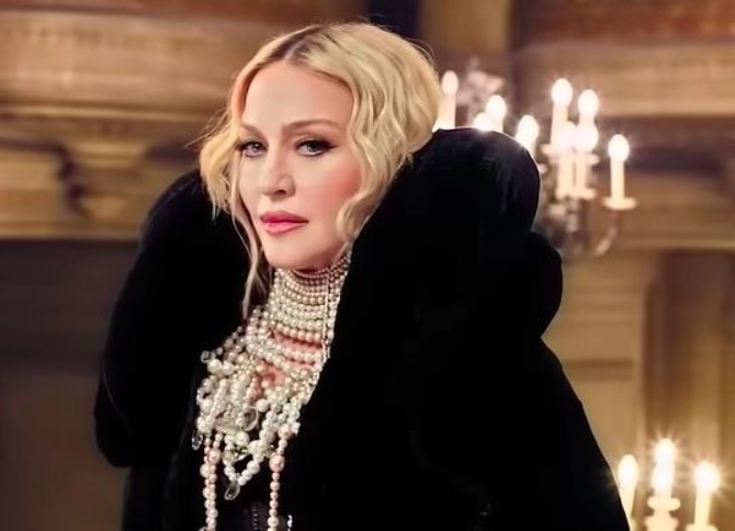 A escolha de deixar só o nome Madonna foi proposital e feito pela própria artista, que buscou criar uma ligação entre sua imagem e a figura da Virgem Maria, símbolo de pureza e maternidade. Reprodução: Flipar