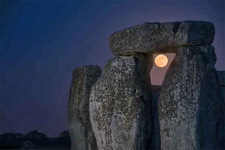 A instituição britânica English Heritage, responsável pela administração de Stonehenge, e especialistas de outras organizações estão estudando a relação entre o antigo monumento e o lunistício, que acontece a cada 18,6 anos. Reprodução: Flipar