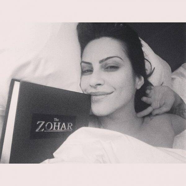 Cleo Pires gosta de ler na cama em suas noites de insônia. Foto: Reprodução/Internet