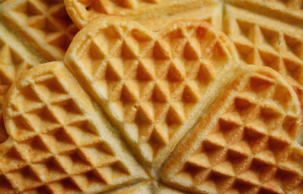 Nos Waffles, o resultado é um “pãozinho” com aparência de biscoito e com aquela típica forma quadriculada com furinhos. Ele pode surgir como um pequeno almoço, como sobremesa ou mesmo na hora do lanche. Reprodução: Flipar