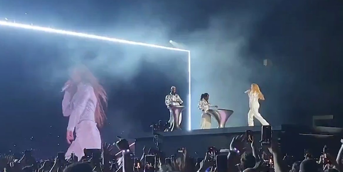 Após o badalado show de divulgação do seu último álbum, Shakira enfileirou hits durante duas horas e meia nos shows em solo brasileiro, incluindo “Estoy Aqui”, de 1995, seu primeiro sucesso no Brasil. A performance deixou os fãs elétricos.  
 Reprodução: Flipar