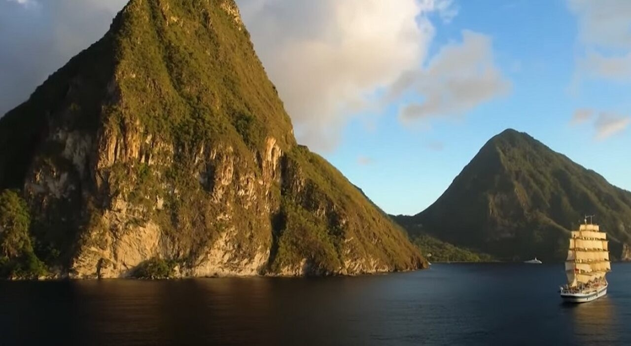 País: Antígua e Barbuda - Continente: América do Norte/ População: aproximadamente 98.000 habitantes/ Descrição: este país caribenho é famoso por suas praias e cultura vibrante. O turismo é a principal fonte de renda Reprodução: Flipar