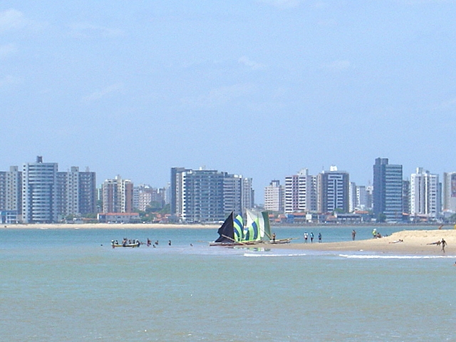 O levantamento alerta que nadar em praias com água imprópria para o banho pode acarretar problemas de saúde, principalmente na pele, pelo contato com as impurezas, ou no estômago, quando a pessoa engole água do mar.  Reprodução: Flipar