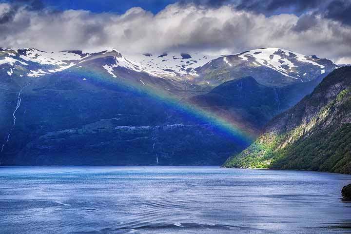 Fiordes da Noruega - Cidade: Bergen, Noruega - As montanhas íngremes e os fiordes profundos criam uma paisagem ideal para arco-íris, especialmente quando chuvas esparsas ocorrem, seguidas por períodos de sol. A água em suspensão no ar sobre os fiordes realça a presença de arco-íris.
 Reprodução: Flipar