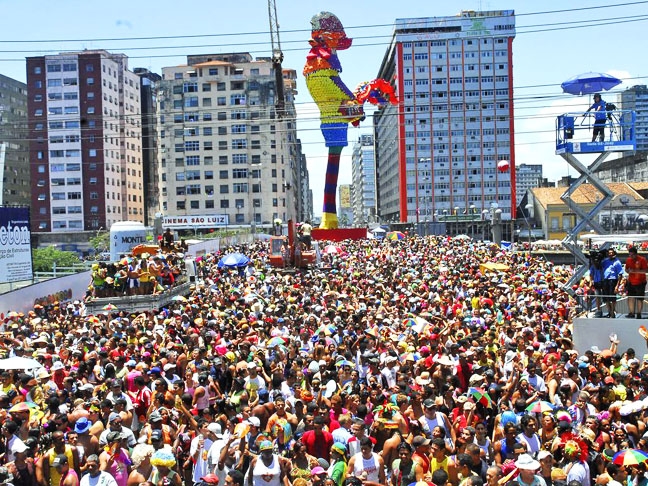 O Carnaval de Recife e Olinda é um dos mais famosos do país, especialmente o Galo da Madrugada, considerado o maior bloco carnavalesco do mundo. Reprodução: Flipar