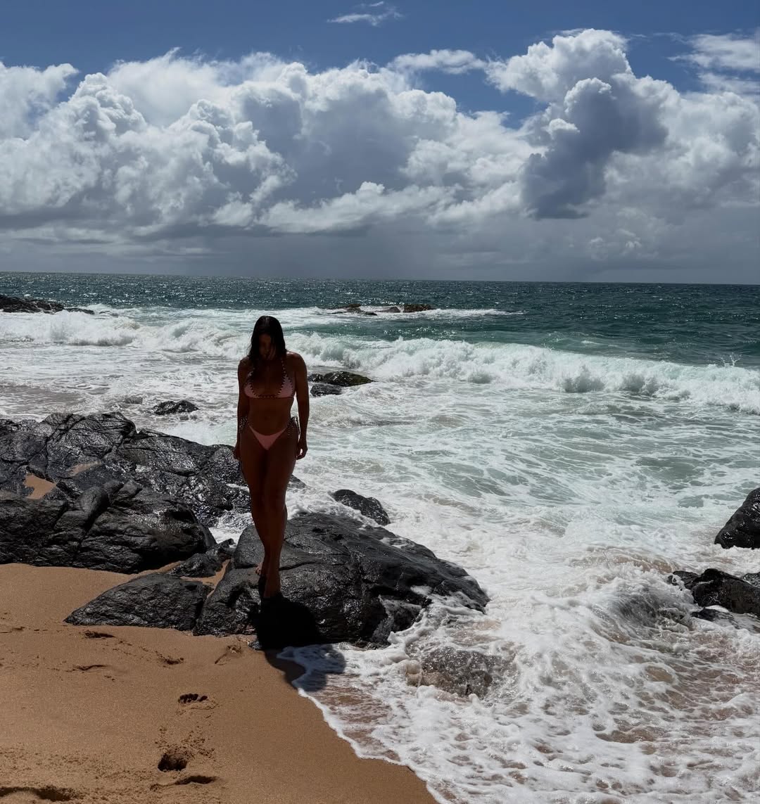 Fernanda Bande exibe curvas em biquíni rosa durante viagem à Bahia. Foto: Instagram