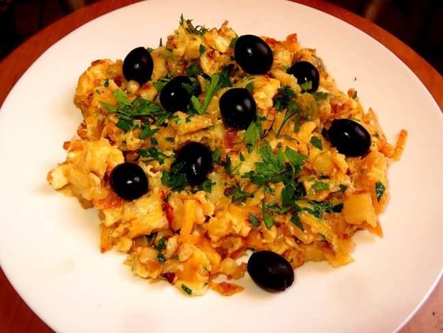 Em Portugal, é frequentemente dito que existem mais de 1001 receitas com bacalhau, incluindo clássicos como o bacalhau à brás (foto), bacalhau à Gomes de Sá e o bacalhau com natas. Reprodução: Flipar