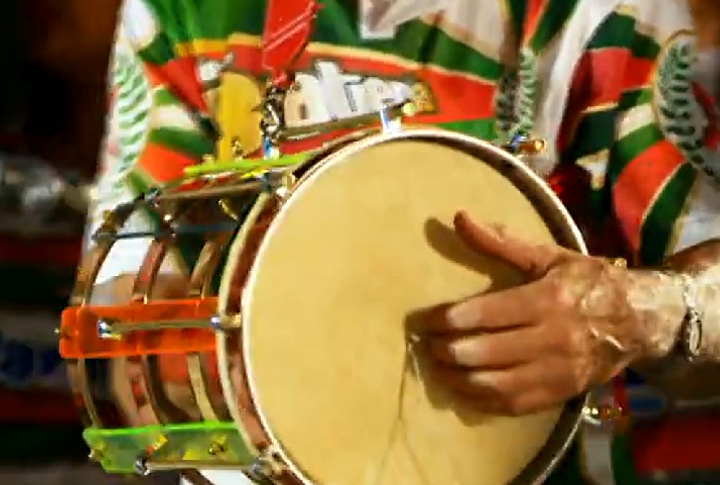 Cuíca: É um instrumento de percussão de origem africana, feito de um tambor cilíndrico com um aro de metal na parte superior. O som é produzido esfregando uma vareta de madeira ou de bambu no interior do tambor, produzindo um som áspero e sibilante. Reprodução: Flipar