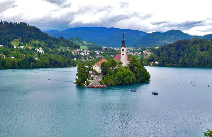 O charmoso Castelo de Bled, no meio do Lago de Bled. Foto: Aprendiz de Viajante/Reprodução