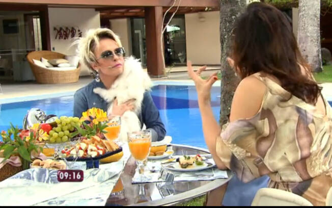 Em seguida, as duas se sentaram, mas mesmo assim o cachorro não deixava a apresentadora em paz. Foto: Reprodução