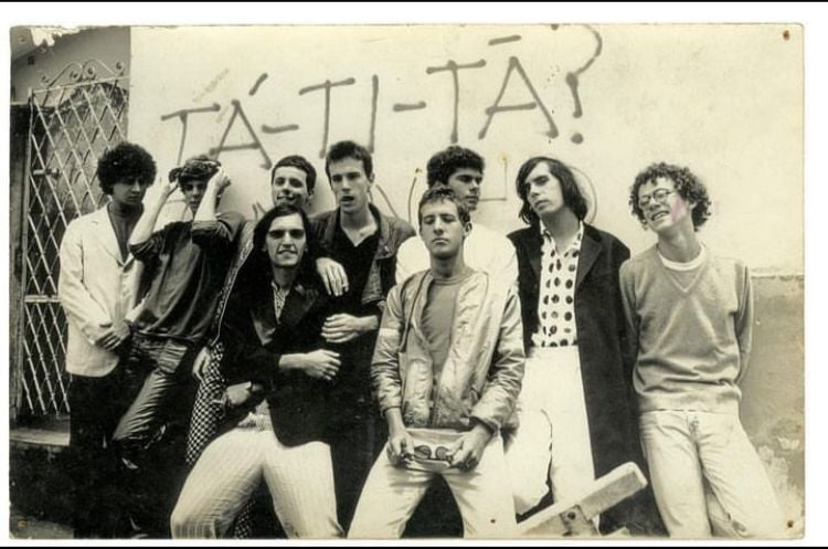 A formação dos Titãs passou por várias mudanças ao longo dos anos. A primeira foi composta por nove integrantes: Arnaldo Antunes, Branco Mello, Ciro Pessoa, Nando Reis, Paulo Miklos, Sérgio Britto, André Jung, Marcelo Former e Tony Bellotto. Reprodução: Flipar