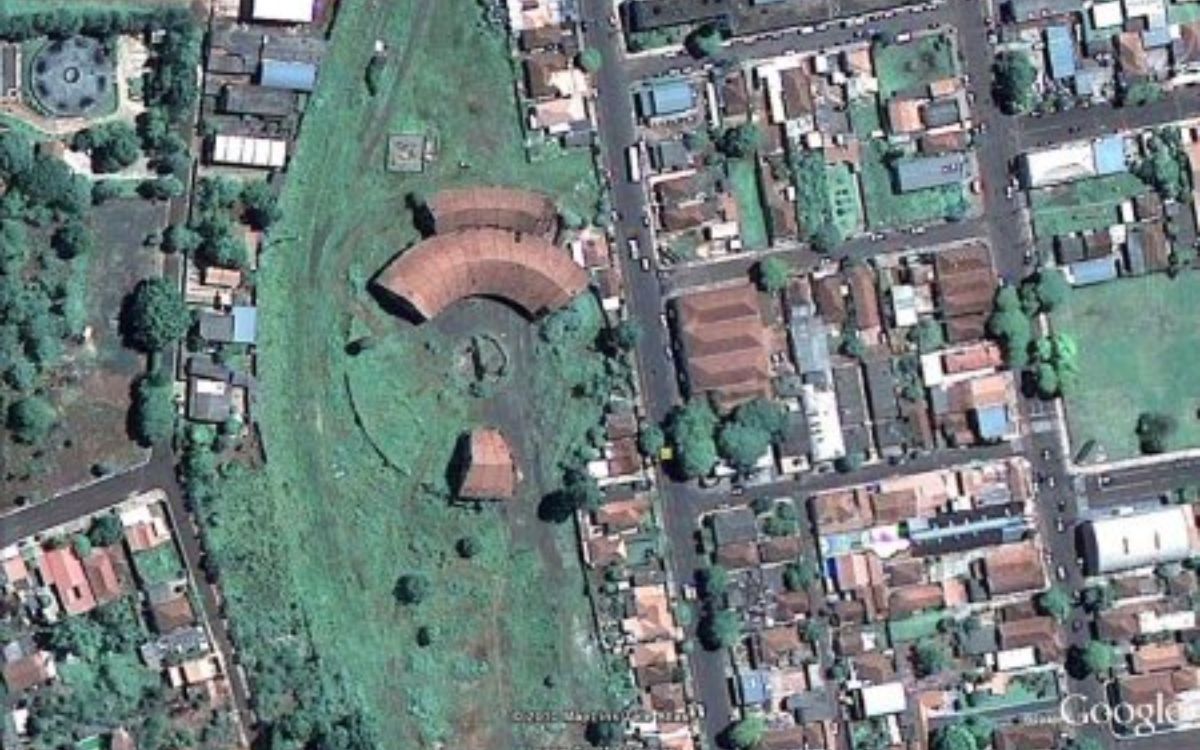 Campo Grande (MS): A rotunda de Campo Grande foi inaugurada em 1930, com capacidade para 22 locomotivas. Tinha formato semicircular de 180 graus e funcionava ligada à Estrada de Ferro Noroeste do Brasil.  Em 2024, imagens mostraram o prédio em ruínas, com telhado destruído e paredes em colapso. Mesmo tombada, sofre abandono e falta de preservação.. Foto: Reprodução/Estações Ferroviárias do Brasil