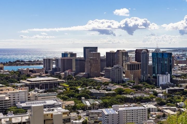 O Havaí é composto por oito ilhas principais: Oahu, Maui, Kauai, Molokai, Lanai, Niihau, Kauai e Kahoolawe. Oahu é a maior e mais populosa ilha, e abriga a capital do estado, Honolulu (foto). Reprodução: Flipar