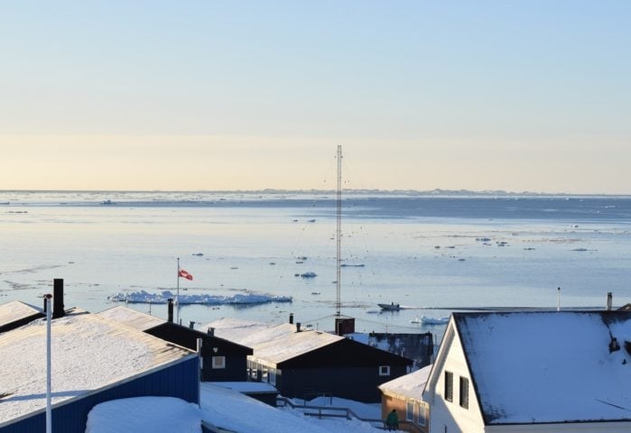 A ilha é coberta por uma vasta camada de gelo, que representa cerca de 80% de sua superfície. Além disso, a Groenlândia também é um destino popular para observação da aurora boreal. Reprodução: Flipar