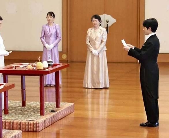 Aos 19 anos, ele foi oficialmente reconhecido como adulto e reafirmou seu compromisso com os deveres da família imperial. 
 Reprodução: Flipar