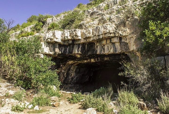 Pesquisadores das universidades de Alicante e Zaragoza, na Espanha, identificaram vestígios de ocupação romana e práticas ritualísticas na caverna Cova de les Dones, localizada em Valência. Reprodução: Flipar