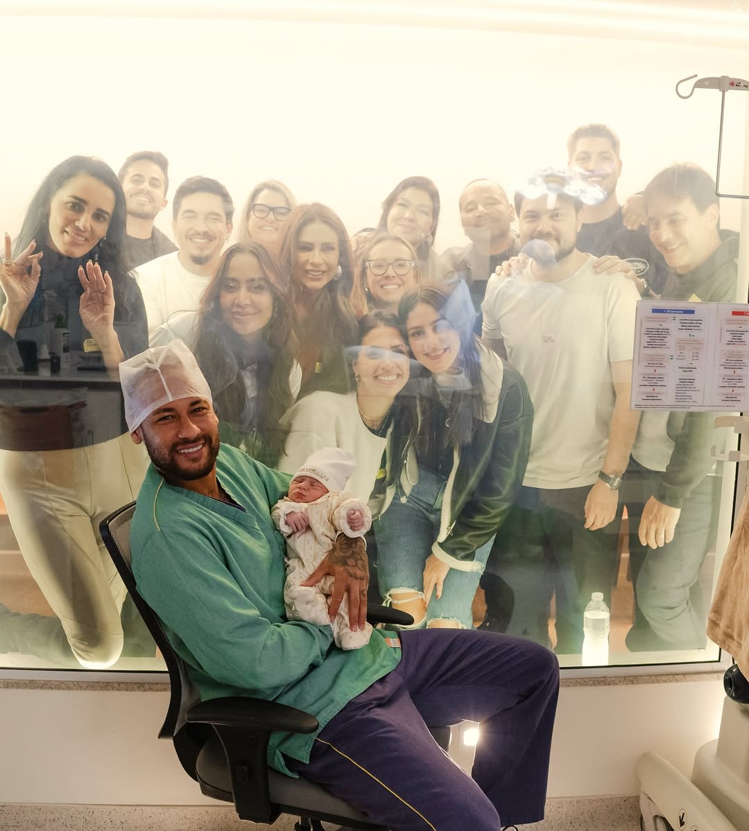 Neymar Jr. posa com Mel e familiares tietam bebê. Foto: Reprodução Instagram @brunabiancardi