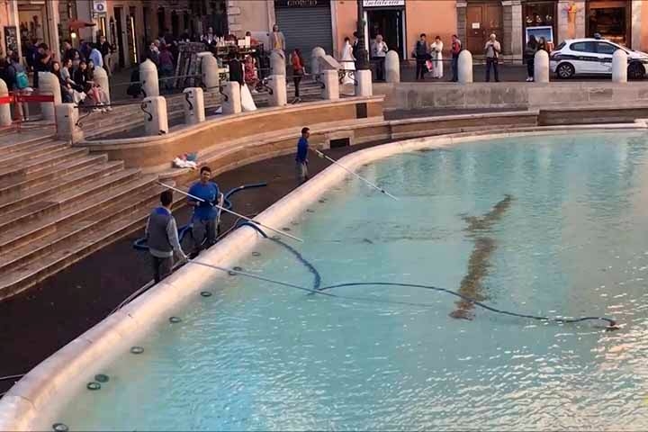 No período, a prefeitura de Roma instalou uma ponte com uma pequena fonte para que os turistas pudessem seguir praticando o rito de jogar moedas.

 Reprodução: Flipar